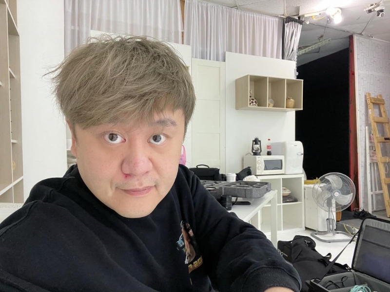 前《木曜4超玩》制作人李俊杰有绰号“陈百祥”之称。 前《木曜4超玩》制作人李俊杰有绰号“陈百祥”之称。