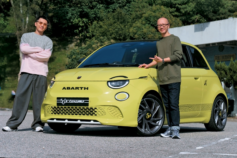 有关袁伟豪(左)试驾Abarth 500e详细试车感受,大家可到《驾驶舱》频道观看影片。 有关袁伟豪(左)试驾Abarth 500e详细试车感受,大家可到《驾驶舱》频道观看影片。