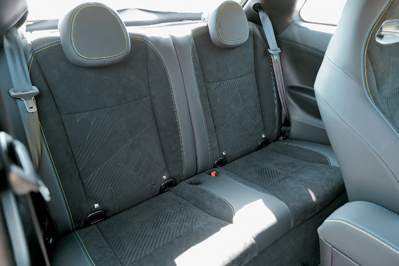 后排可载两人,以小车标准空间算合理。 后排可载两人,以小车标准空间算合理。