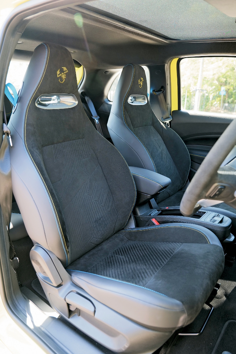 专用手动桶椅以Alcantara麖面物料包裹。 专用手动桶椅以Alcantara麖面物料包裹。