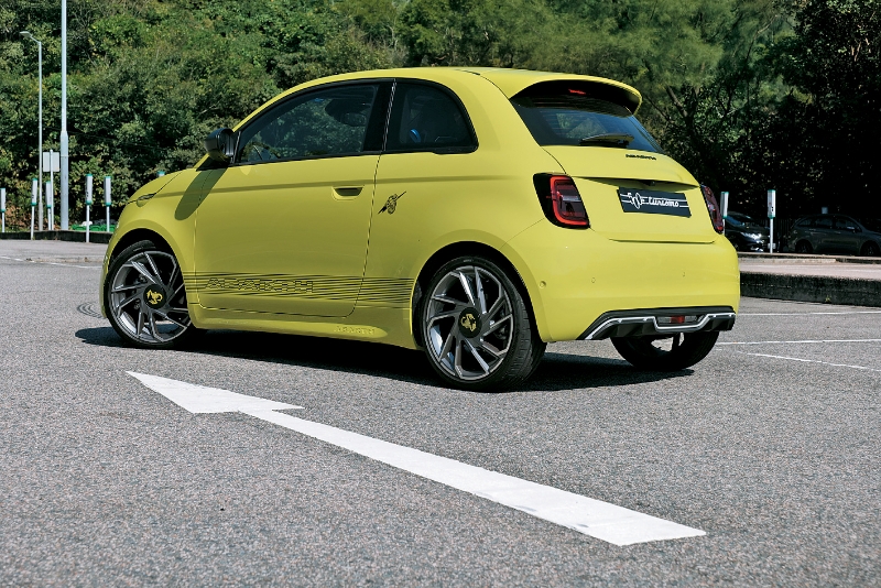 Abarth 500e示范车配上Acid Green颜色,须另加5千元(未连税)。 Abarth 500e示范车配上Acid Green颜色,须另加5千元(未连税)。