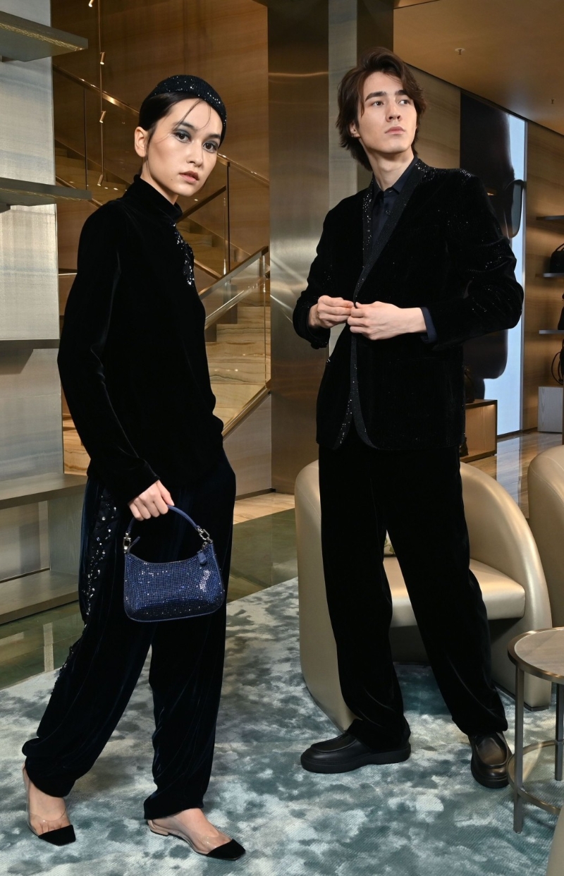 On Miya:闪石刺绣帽、黑色丝绒蜻蜓刺绣图案上衣、黑色丝绒蜻蜓刺绣图案长裤、绮面迷你水钻LA PRIMA手提包、裸色拼黑色尖头平底鞋。 On Aslan:单排扣闪亮天鹅绒燕尾服外套、深蓝色真丝衬衫、天鹅绒平角长裤、黑色皮鞋。 On Miya:闪石刺绣帽、黑色丝绒蜻蜓刺绣图案上衣、黑色丝绒蜻蜓刺绣图案长裤、绮面迷你水钻LA PRIMA手提包、裸色拼黑色尖头平底鞋。 On Aslan:单排扣闪亮天鹅绒燕尾服外套、深蓝色真丝衬衫、天鹅绒平角长裤、黑色皮鞋。