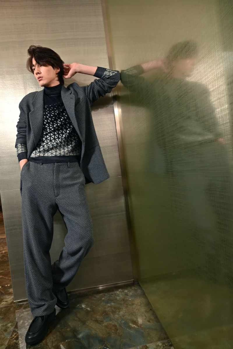 男士西装的设计,绝对是品牌强项,纵使是冬日的羊毛针织及呢绒配搭,也不见厚重,反觉潇洒率性。 (灰色宽松西装外套、深蓝色提花羊毛高领毛衣、灰色长裤、黑色皮鞋。 ) 男士西装的设计,绝对是品牌强项,纵使是冬日的羊毛针织及呢绒配搭,也不见厚重,反觉潇洒率性。 (灰色宽松西装外套、深蓝色提花羊毛高领毛衣、灰色长裤、黑色皮鞋。 )