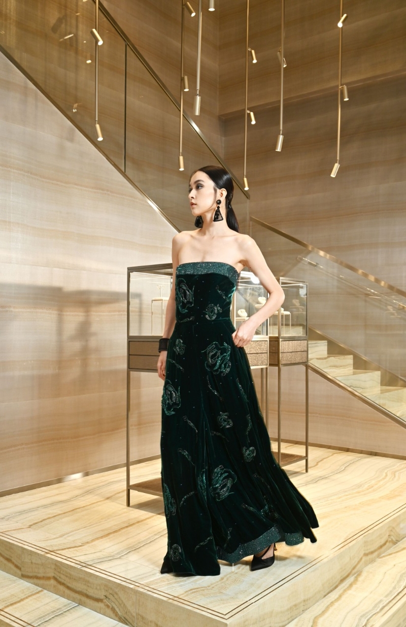 红地毯盛事总少不了的GA晚装,秋冬新作正有高雅又带几分中性味道的连身裤设计。 (深绿色花卉刺绣闪石连身裤、黑色花卉图案垂吊耳环、花卉刺绣手镯、黑色绑带高跟鞋。 ) 红地毯盛事总少不了的GA晚装,秋冬新作正有高雅又带几分中性味道的连身裤设计。 (深绿色花卉刺绣闪石连身裤、黑色花卉图案垂吊耳环、花卉刺绣手镯、黑色绑带高跟鞋。 )