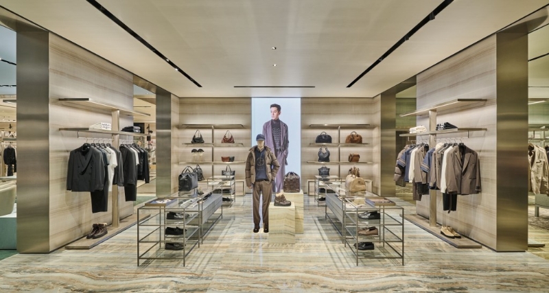 一楼亦设有男装成衣、配饰及鞋类系列专区。 (GA广东道店) 一楼亦设有男装成衣、配饰及鞋类系列专区。 (GA广东道店)