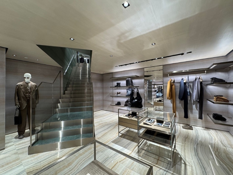 Giorgio Armani中环新店设于皇后大道中9号,一道明亮阶梯贯通不同楼层。 Giorgio Armani中环新店设于皇后大道中9号,一道明亮阶梯贯通不同楼层。