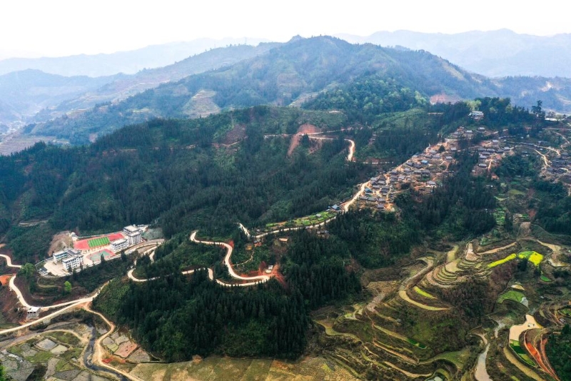 图为群山环抱的贵州省大歹苗寨(右)及大歹小学(左) 图为群山环抱的贵州省大歹苗寨(右)及大歹小学(左)