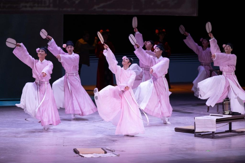 7月18日,演员在舞蹈诗剧《只此青绿》中表演。新华社记者 张金加 摄 7月18日,演员在舞蹈诗剧《只此青绿》中表演。新华社记者 张金加 摄