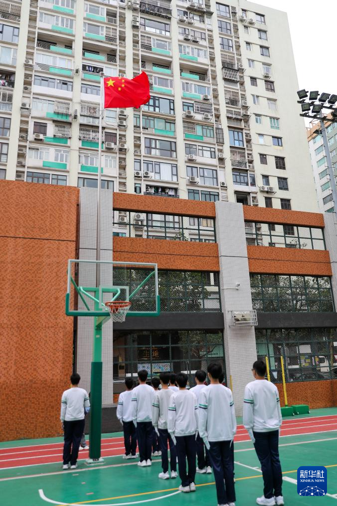 学生在澳门教业中学操场举行升国旗仪式 学生在澳门教业中学操场举行升国旗仪式