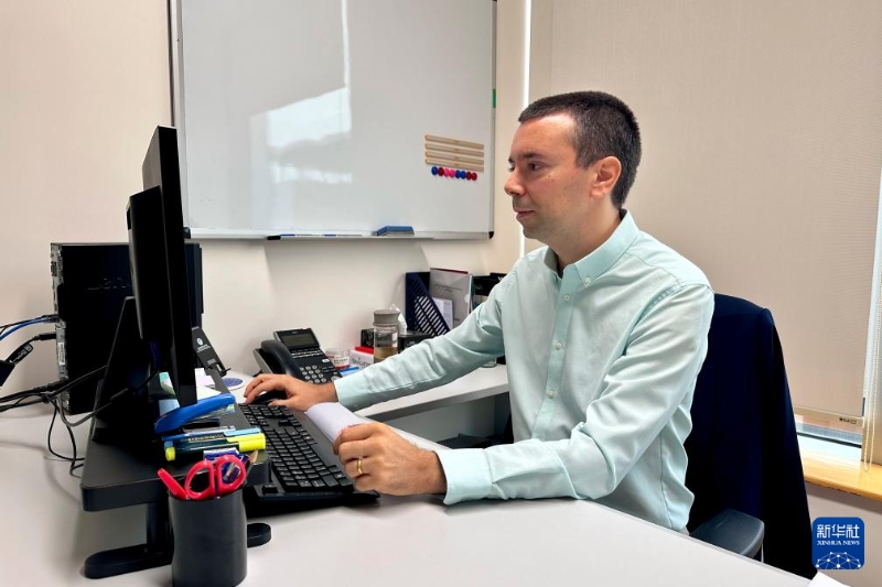 2024年11月21日,澳门城市大学葡语国家研究院的助理教授、来自葡萄牙的若昂·西蒙斯(中文名朱奥)在办工室工作。新华社记者 王露 摄 2024年11月21日,澳门城市大学葡语国家研究院的助理教授、来自葡萄牙的若昂·西蒙斯(中文名朱奥)在办工室工作。新华社记者 王露 摄