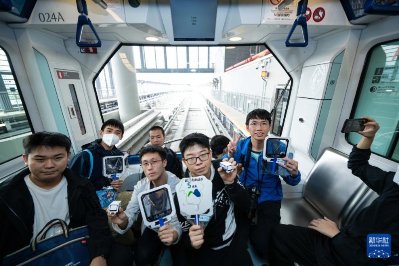 市民搭乘澳门轻轨前往横琴站 市民搭乘澳门轻轨前往横琴站