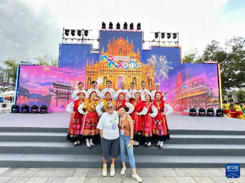 土生葡人马安娜(前左)与朋友在陕西·西安澳门周上合影 土生葡人马安娜(前左)与朋友在陕西·西安澳门周上合影