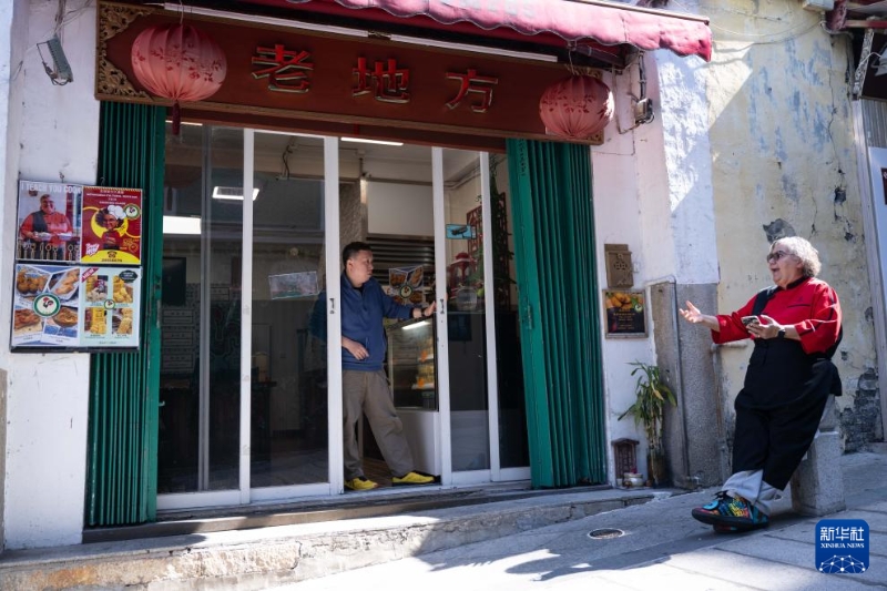 土生葡人马安娜(右)在“老地方”餐厅门口与同事聊天 土生葡人马安娜(右)在“老地方”餐厅门口与同事聊天
