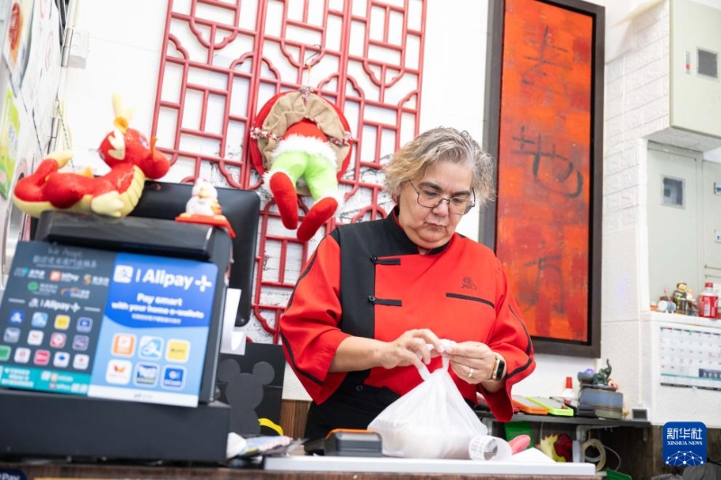 土生葡人马安娜准备客人的外卖 土生葡人马安娜准备客人的外卖