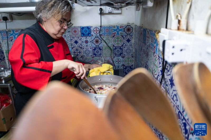 土生葡人马安娜在“老地方”餐厅烹煮土生菜 土生葡人马安娜在“老地方”餐厅烹煮土生菜