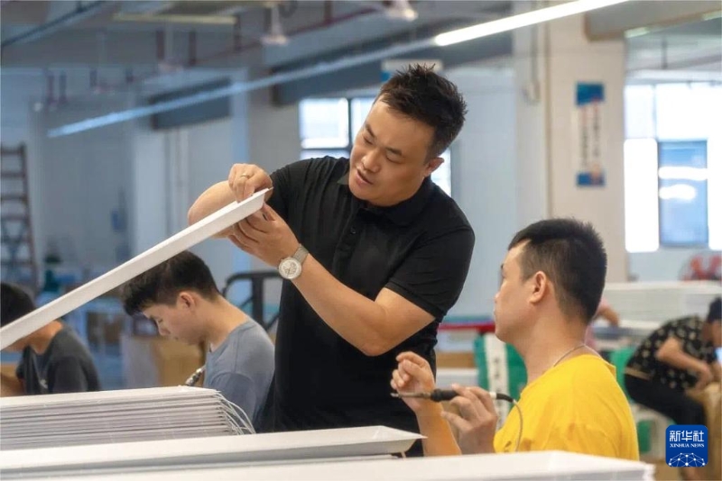 工业设计师马驰(左)和同事在工作室中研究产品 工业设计师马驰(左)和同事在工作室中研究产品