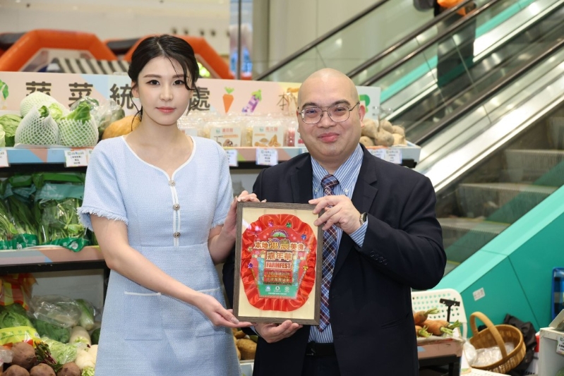 施匡翘从筹委会主席刘坚伟博士手中接过设计精致的小花牌委任状。 施匡翘从筹委会主席刘坚伟博士手中接过设计精致的小花牌委任状。