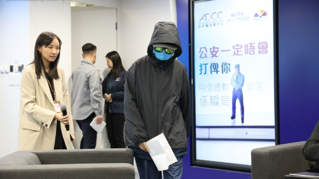 受害女生K小姐现身记者会。 受害女生K小姐现身记者会。