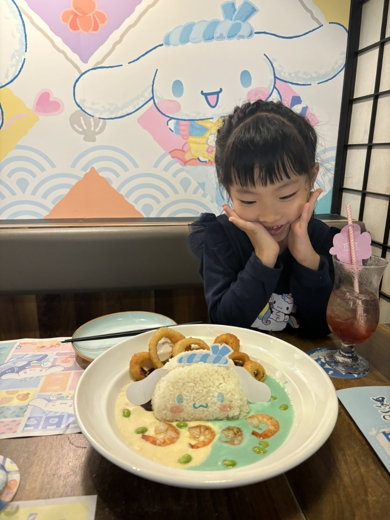 日本浓厚咖哩配以白忌廉汁,蓝色 的咖哩由橘子汁特制,一点都不辣 日本浓厚咖哩配以白忌廉汁,蓝色 的咖哩由橘子汁特制,一点都不辣