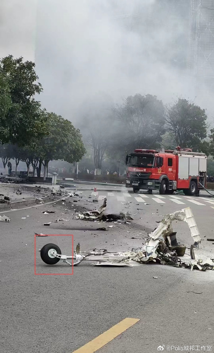 大型无人机坠落市区,消防到场处置。 大型无人机坠落市区,消防到场处置。