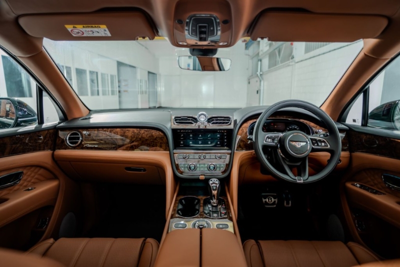 宾利Bentayga EWB Azure专属长轴距豪华SUV,车厢编排及配置可谓极致豪华。 宾利Bentayga EWB Azure专属长轴距豪华SUV,车厢编排及配置可谓极致豪华。