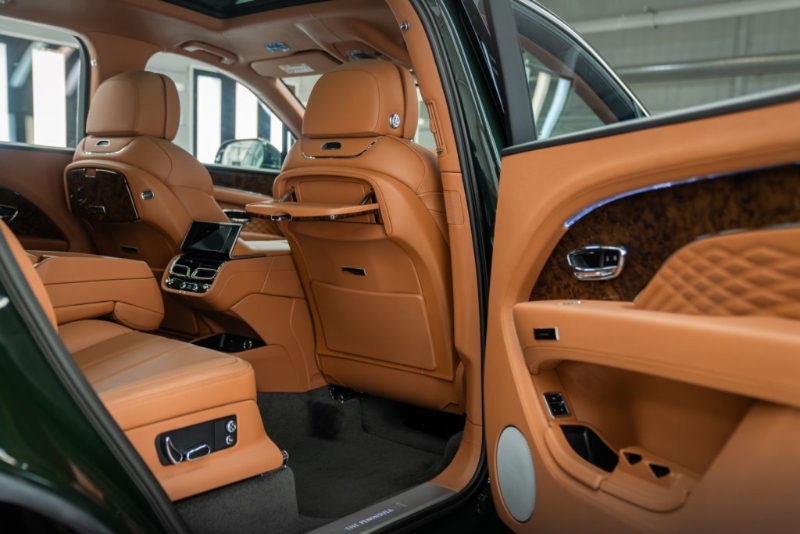 宾利Bentayga EWB Azure专属长轴距豪华SUV,前座椅背附有活动桌板。 宾利Bentayga EWB Azure专属长轴距豪华SUV,前座椅背附有活动桌板。