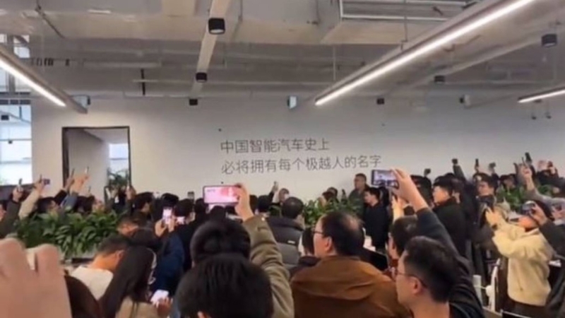 极越汽车在公司总部包围CEO,要求他交出护照以防“走佬”。 极越汽车在公司总部包围CEO,要求他交出护照以防“走佬”。