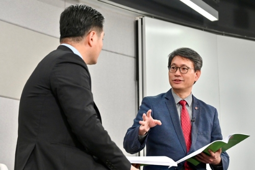 赵汝恒(右)盛赞施政报告提出的措施有助丰富产业生态圈。 赵汝恒(右)盛赞施政报告提出的措施有助丰富产业生态圈。