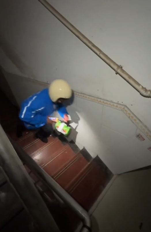 王麦指送外卖会遇到各种客人有很多趣事。 王麦指送外卖会遇到各种客人有很多趣事。