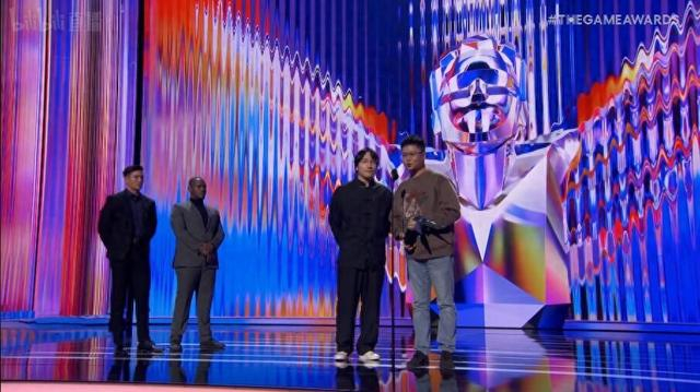 吴旦(左)与江柏村(右)一同上台发表获奖感言。 吴旦(左)与江柏村(右)一同上台发表获奖感言。