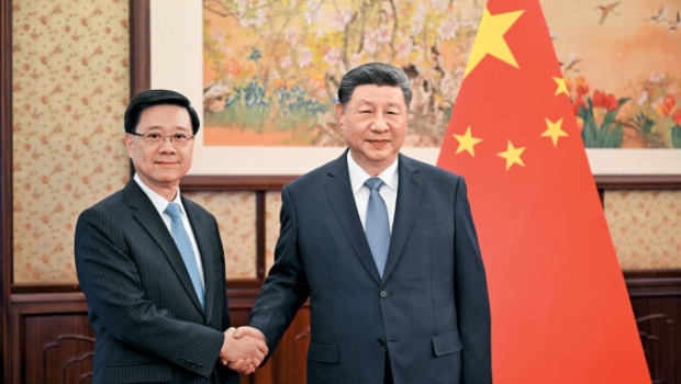 国家主席习近平与行政长官李家超(左)握手合照。 国家主席习近平与行政长官李家超(左)握手合照。