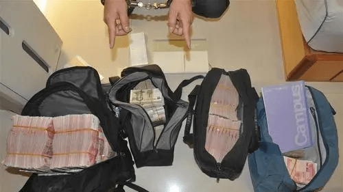 人民币换外汇要透过官方审核,手续繁杂,因此出现不少“地下钱庄”。新华社资料图 人民币换外汇要透过官方审核,手续繁杂,因此出现不少“地下钱庄”。新华社资料图