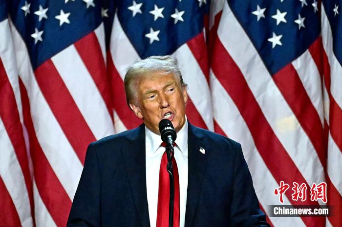 当地时间2024年11月6日凌晨,特朗普在佛罗里达州棕榈滩会议中心发表讲话。 当地时间2024年11月6日凌晨,特朗普在佛罗里达州棕榈滩会议中心发表讲话。