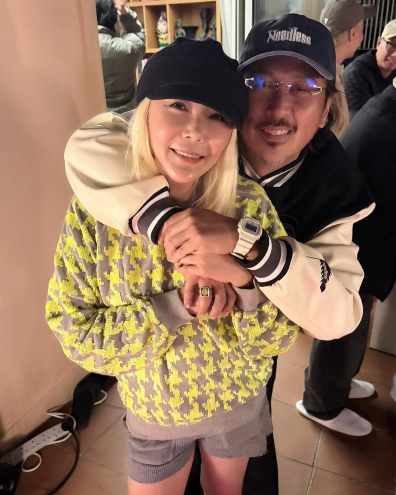 杜如风昨日贴上为何超仪庆祝的相片。 杜如风昨日贴上为何超仪庆祝的相片。