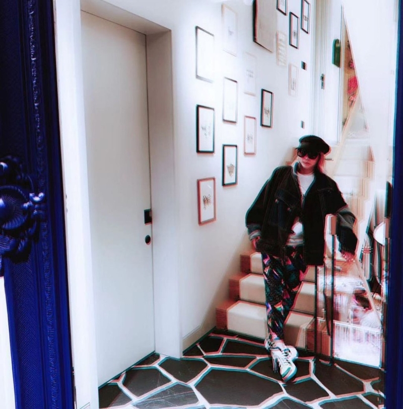 何超仪平日都经常在家中拍照。1 何超仪平日都经常在家中拍照。1