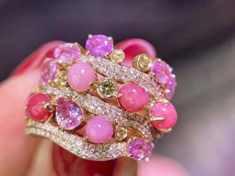 能用海螺珠首饰非富则贵。 能用海螺珠首饰非富则贵。