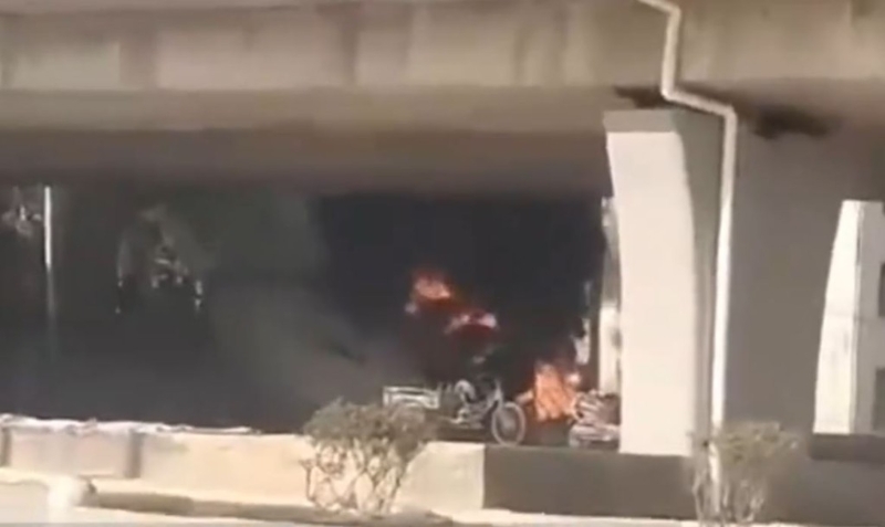 水泥车冲出天桥跌落地起火。 水泥车冲出天桥跌落地起火。