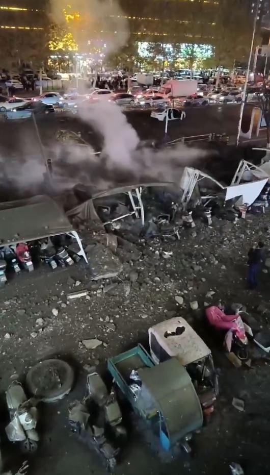 地下供暖管爆炸令多辆汽车受损。 地下供暖管爆炸令多辆汽车受损。