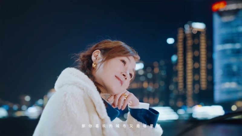 万绮雯在抖音上载于上海游船河短片。 万绮雯在抖音上载于上海游船河短片。