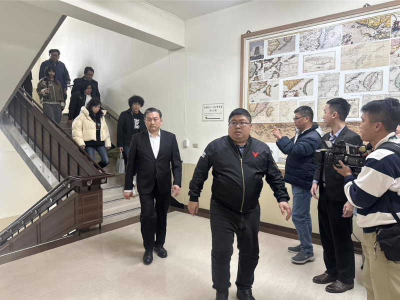 民进党“立委”2度冲协商现场抗议。但钱怡君发现,疑似绿营有人边抗议边偷笑。 民进党“立委”2度冲协商现场抗议。但钱怡君发现,疑似绿营有人边抗议边偷笑。