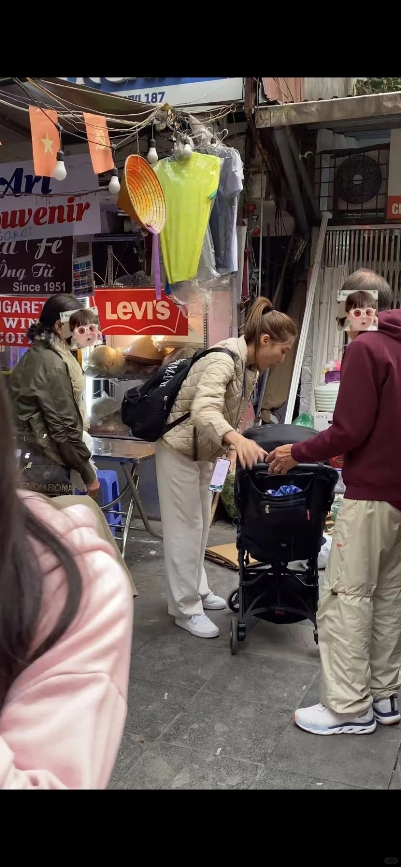 在另一张照片中,钟嘉欣就站在路边为BB调较BB车的高度,而她的父母则在一旁协助,未有见到老公身影。 在另一张照片中,钟嘉欣就站在路边为BB调较BB车的高度,而她的父母则在一旁协助,未有见到老公身影。