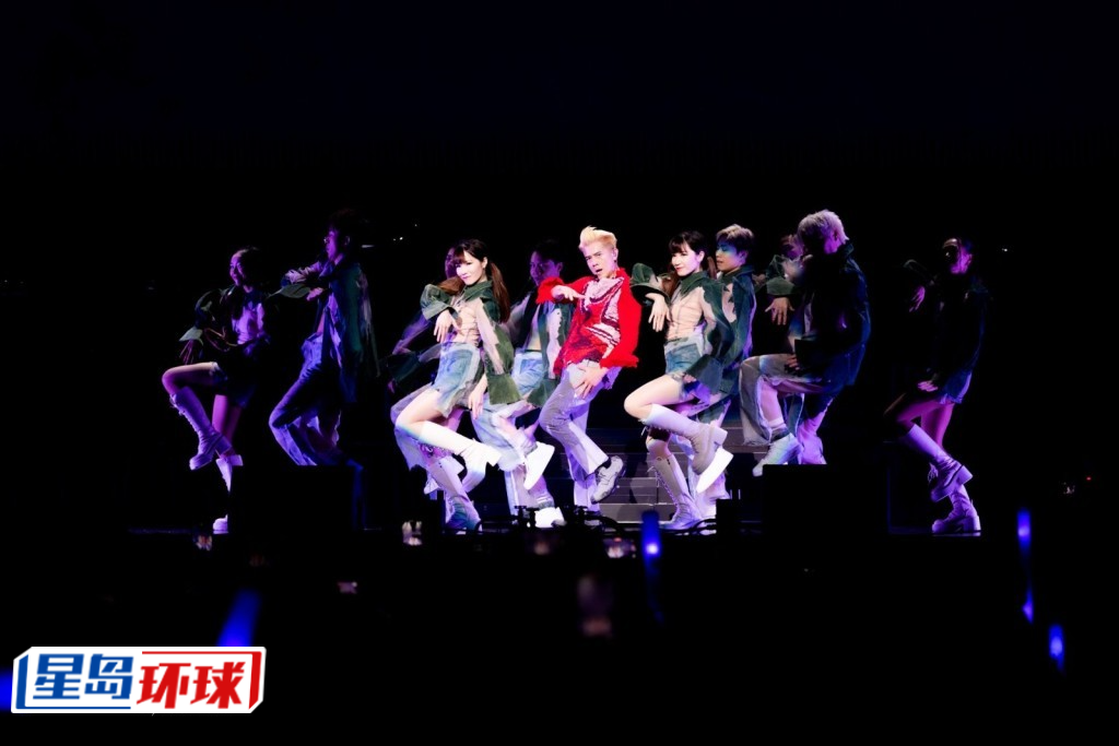 每次唱快歌,所有观众都站起来和应,把现场气氛推至高峰。 每次唱快歌,所有观众都站起来和应,把现场气氛推至高峰。