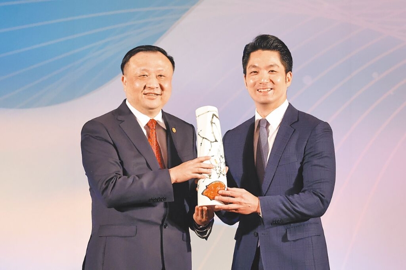 蒋万安(右) 蒋万安(右)