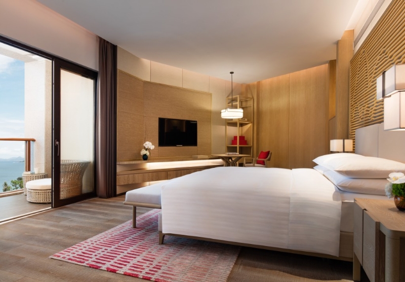 酒店设有325间客房及套房,共有8种不同房型,大部分房间配有私人观景阳台 酒店设有325间客房及套房,共有8种不同房型,大部分房间配有私人观景阳台