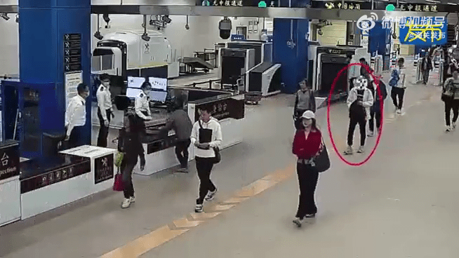 男子过关入境时刻意用背包挡着腰间,且步履异常。 男子过关入境时刻意用背包挡着腰间,且步履异常。