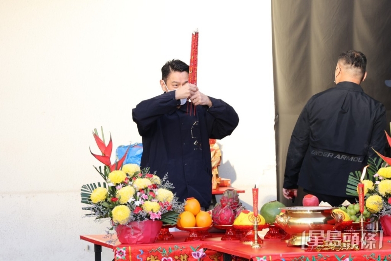 华仔在演出前在红馆进行拜神仪式,期望演出顺利。 华仔在演出前在红馆进行拜神仪式,期望演出顺利。