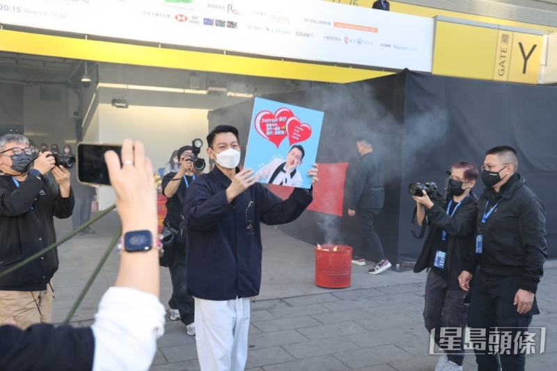 香港歌迷更趁机送上应援手幅,成功获华仔亲手接收。 香港歌迷更趁机送上应援手幅,成功获华仔亲手接收。