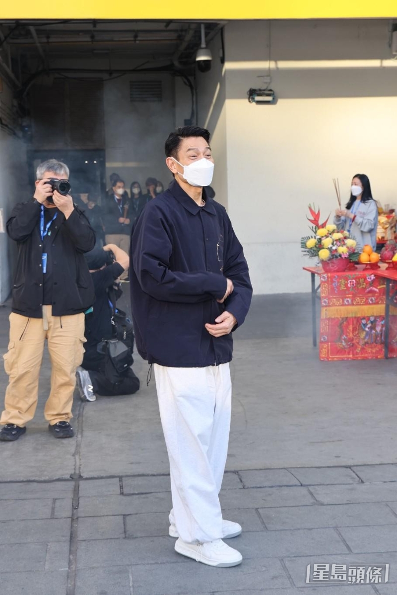 华仔上香后,刘太朱丽蒨也有上前拜神。 华仔上香后,刘太朱丽蒨也有上前拜神。