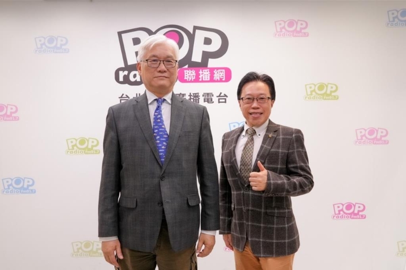 国民党副主席夏立言(左)与主持人钮则勋(右)。 国民党副主席夏立言(左)与主持人钮则勋(右)。