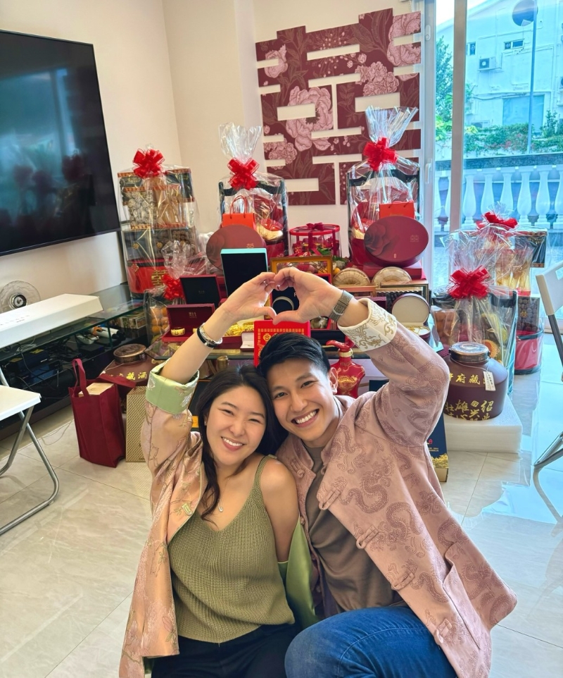 许绍雄女儿许惠菁今日在IG合照放闪,背景见到过大礼的物品不算多。 许绍雄女儿许惠菁今日在IG合照放闪,背景见到过大礼的物品不算多。